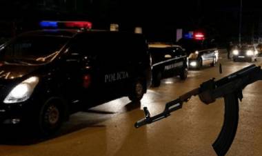 Tropojani zbraz karikatorin e automatikut mbi shokun, u zunë për bagëtitë