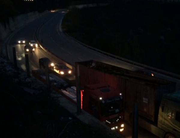 Kukës, protestuesit bllokojnë për 10 minuta qarkullimin në Rrugën e Kombit