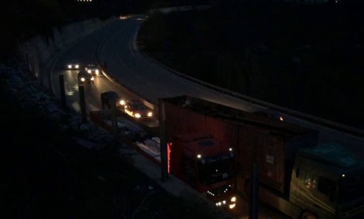 Kukës, protestuesit bllokojnë për 10 minuta qarkullimin në Rrugën e Kombit